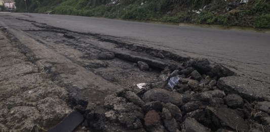 Parte de la carretera de Santa Elena Barillas a Los Pocitos que fue rehabilitada, pero que se empieza a destruir. Foto: La Hora /José Orozco.