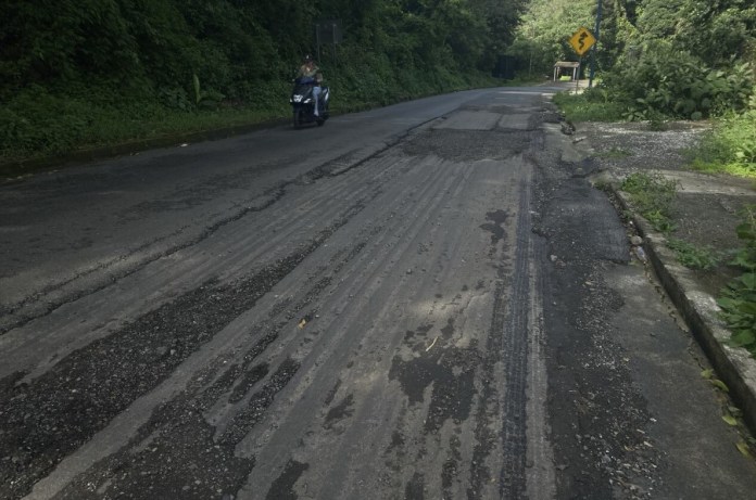 En partes de la ruta se puede ver que se intentaron hacer trabajos, pero que no se continuaron. Foto: La Hora / José Orozco. 