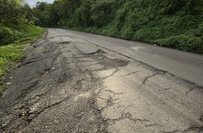 Tramo de la carretera de Santa Elena Barillas a Los Pocitos, en lo que se ve asfalto solo de un lado. Foto: La Hora / José Orozco.