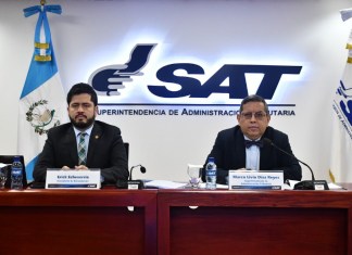 Erick Echeverría, Intendente de Recaudación y Marco Livio Díaz Reyes, Superintendente de Administración Tributaria, anunciaron las acciones de SAT como resultado de la publicación de estudios tributarios. Foto La Hora / SAT