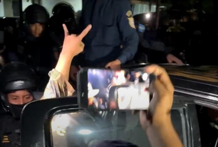 El sospechoso realizó una señal con la mano alusiva a la Mara Salvatrucha. (Foto: captura de video)