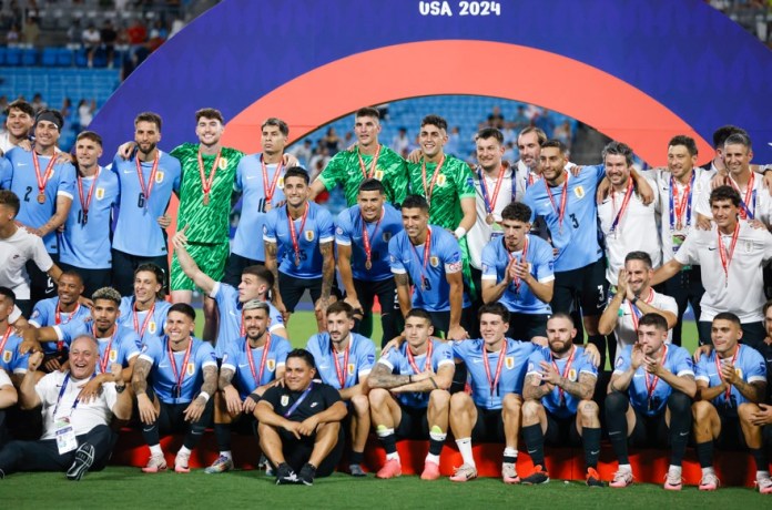 Los jugadores de la selección de Uruguay posan con sus medallas de tercer lugar tras vencer a Canadá en la Copa América, el sábado 13 de julio de 2024, en Charlotte, Carolina del Norte (AP Foto/Nell Redmond)