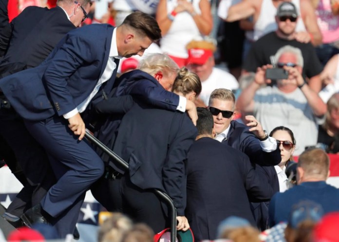 Trump es evacuado de un mitin en Butler tras ser herido de un disparo. EFE/EPA/David Maxwell