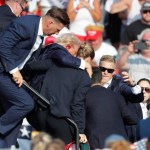 Trump es evacuado de un mitin en Butler tras ser herido de un disparo. EFE/EPA/David Maxwell