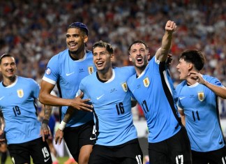 Copa América 2024: Uruguay se impone ante Estados Unidos 1-0 Mathias Olivera (16) celebra con sus compañeros tras anotar un gol para Uruguay en el partido contra Estados Unidos en el partido por el Grupo C de la Copa América, el lunes 1 de julio de 2024, en Kansas City, Missouri. (AP Foto/Reed Hoffman)