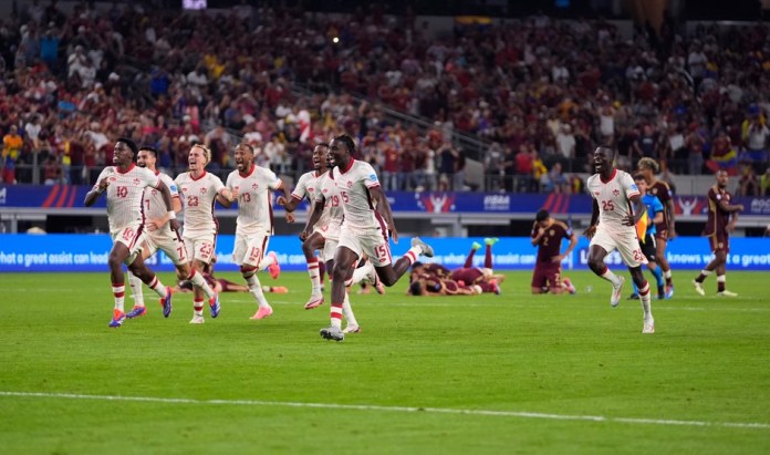 Los seleccionados de Canadá festejan tras vencer por penales a Venezuela en los cuartos de final de la Copa América, el viernes 5 de julio de 2024, en Arlington, Texas (AP Foto/Tony Gutiérrez)