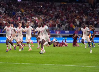 Los seleccionados de Canadá festejan tras vencer por penales a Venezuela en los cuartos de final de la Copa América, el viernes 5 de julio de 2024, en Arlington, Texas (AP Foto/Tony Gutiérrez)