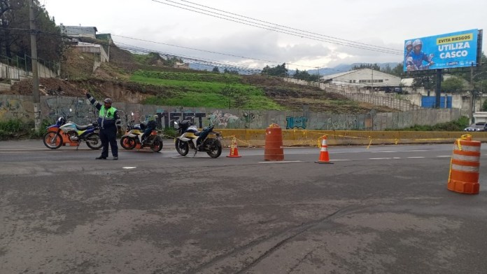 Cierran el paso del puente provisional ubicado en el kilómetro 17.5 con dirección a la ciudad. Foto La Hora / PMT de Villa Nueva.
