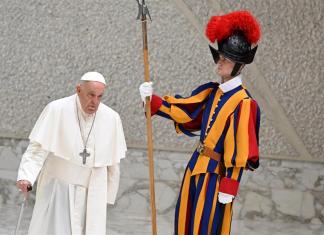 El papa insta al diálogo "absteniéndose de reacciones violentas" en O. Medio y Ucrania Foto: AP