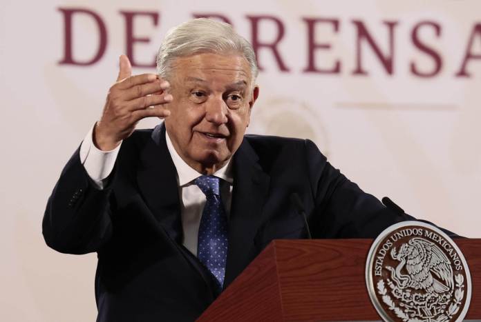 El presidente de México, Andrés Manuel López Obrador, participa en su conferencia de prensa matutina este jueves, en el Palacio Nacional de Ciudad de México (México). EFE/José Méndez