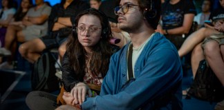 Un grupo de personas escucha una charla pública en la Casa de Ucrania en París, Francia, el domingo 4 de agosto de 2024. (AP Foto/Hanna Arhirova)