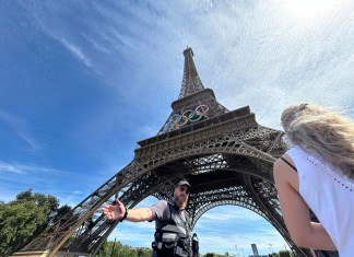 La policía evacúa los alrededores de la Torre Eiffel luego que un individuo fue visto escalando el icónico monumento de París, el domingo 11 de agosto de 2024. (AP Foto/Aijaz Rahi)