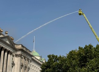 Bomberos luchan por apagar un incendio en la Somerset House de Londres, el sábado 17 de agosto de 2024. (Shivansh Gupta/PA via AP)