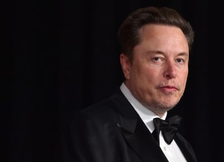 Elon Musk llega a la ceremonia de los 10mos. Premios Breakthrough el 13 de abril de 2024, en el Museo de la Academia Cinematográfica en Los Ángeles. (Foto de Jordan Strauss/Invision/AP, Archivo)
