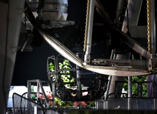 Una góndola quemada tras un incendio en una rueda de la fortuna en el Highfield Festival, cerca de Leipzig, Alemania, el domingo 18 de agosto de 2024. (Heiko Rebsch/dpa via AP)