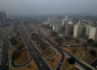 El humo de los incendios forestales se cierne sobre la ciudad durante una temporada de clima seco en Brasilia, Brasil, la madrugada del lunes 26 de agosto de 2024. (Foto AP/Eraldo Peres)
