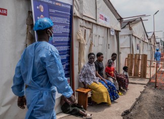 PreviousNext Niños que contrajeron la viruela símica esperan para ser atendidos en una clínica en Munigi, en el este de la República Democrática del Congo, el lunes 19 de agosto de 2024. (AP Foto/Moses Sawasawa)