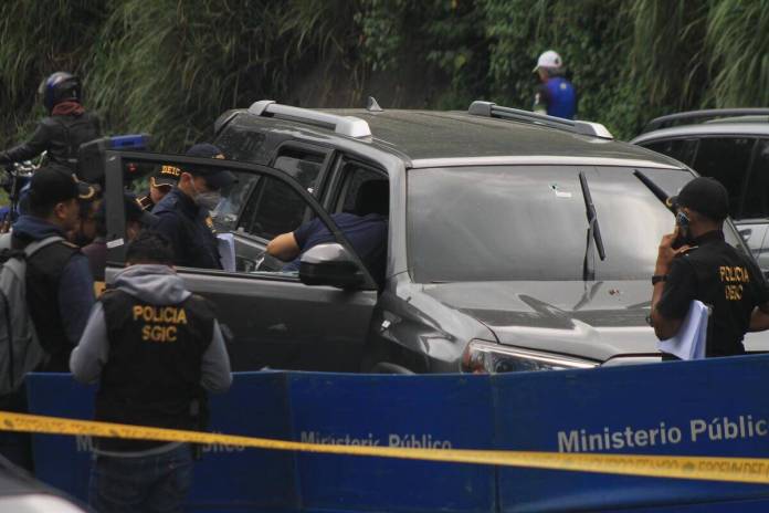 Alias "Huevo" y su acompañante fueron atacados cuando viajaban en esta camioneta. Foto La Hora / José Orozco 