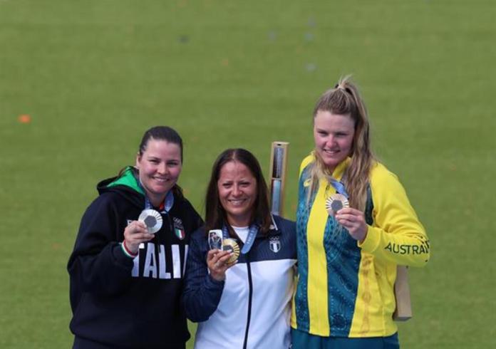 Adriana Ruano durante la premiación en París 2024 muestra su medalla de oro acompañada de la foto de su papá, Luis Ruano Aceituno, quien falleció un mes ante de los olímpicos de Tokio.