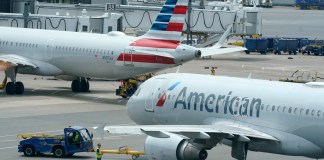 Aviones de American Airlines se preparan para despegar el 21 de julio de 2021, cerca de una terminal en el Aeropuerto Internacional Logan, en Boston. (AP Foto/Steven Senne, Archivo)