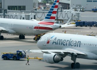 Aviones de American Airlines se preparan para despegar el 21 de julio de 2021, cerca de una terminal en el Aeropuerto Internacional Logan, en Boston. (AP Foto/Steven Senne, Archivo)