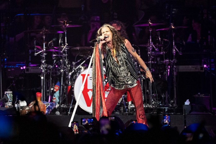 En esta imagen de archivo, Steven Tyler, de la banda Aerosmith, actúa en el inicio de su gira 