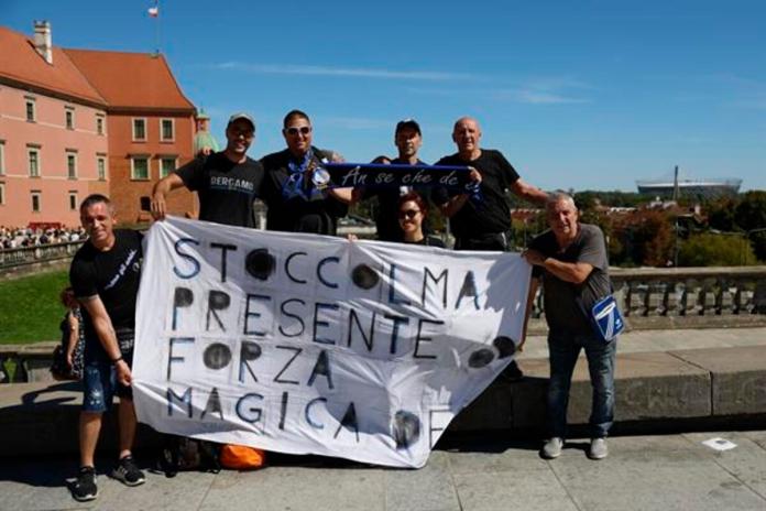 Aficionados italianos residentes en Estocolmo muestran su apoyo al Atalanta para poco antes del partido de la Supercopa que disputarán el Real Madrid y el Atalanta en el estadio Narodowy de Varsovia este miércoles. EFE/ Mariscal