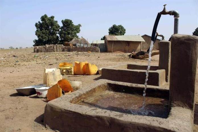 Imagen de archivo de agua potable en una aldea africana de Gambia. EFE/María Suárez