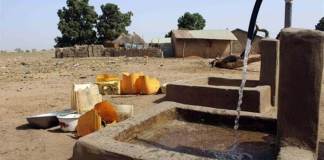 Imagen de archivo de agua potable en una aldea africana de Gambia. EFE/María Suárez