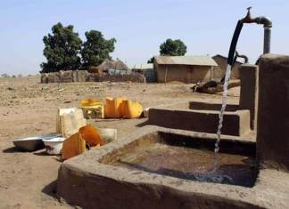 Imagen de archivo de agua potable en una aldea africana de Gambia. EFE/María Suárez