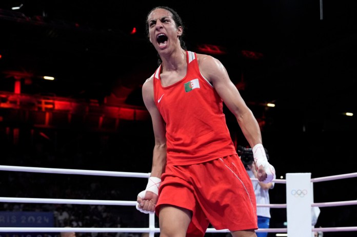 La argelina Imane Khelif celebra luego de derrotar a la húngara Anna Hamori en el boxeo, división de 66 kilogramos, en los Juegos Olímpicos de París, el sábado 3 de agosto de 2024 (AP Foto/John Locher)