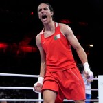 La argelina Imane Khelif celebra luego de derrotar a la húngara Anna Hamori en el boxeo, división de 66 kilogramos, en los Juegos Olímpicos de París, el sábado 3 de agosto de 2024 (AP Foto/John Locher)
