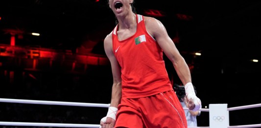 La argelina Imane Khelif celebra luego de derrotar a la húngara Anna Hamori en el boxeo, división de 66 kilogramos, en los Juegos Olímpicos de París, el sábado 3 de agosto de 2024 (AP Foto/John Locher)