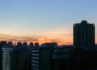 Edificios a oscuras durante un apagón en Caracas, Venezuela, al amanecer del 30 de agosto de 2024. (AP Foto/Ariana Cubillos)