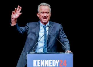 Fotografía de archivo del 14 de enero de 2024 del candidato independiente a la presidencia de EE.UU. Robert F. Kennedy Jr. hablando durante una campaña en Atlanta (Estados Unidos). EFE/ Erik S. Lesser