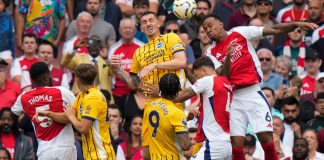 Gabriel, del Arsenal, a la derecha, cabecea el balón durante el partido de la Liga Premier inglesa entre el Arsenal y el Brighton, en el Emirates Stadium de Londres, el sábado 31 de agosto de 2024. (Foto AP/Alastair Grant)