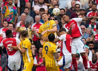 Gabriel, del Arsenal, a la derecha, cabecea el balón durante el partido de la Liga Premier inglesa entre el Arsenal y el Brighton, en el Emirates Stadium de Londres, el sábado 31 de agosto de 2024. (Foto AP/Alastair Grant)