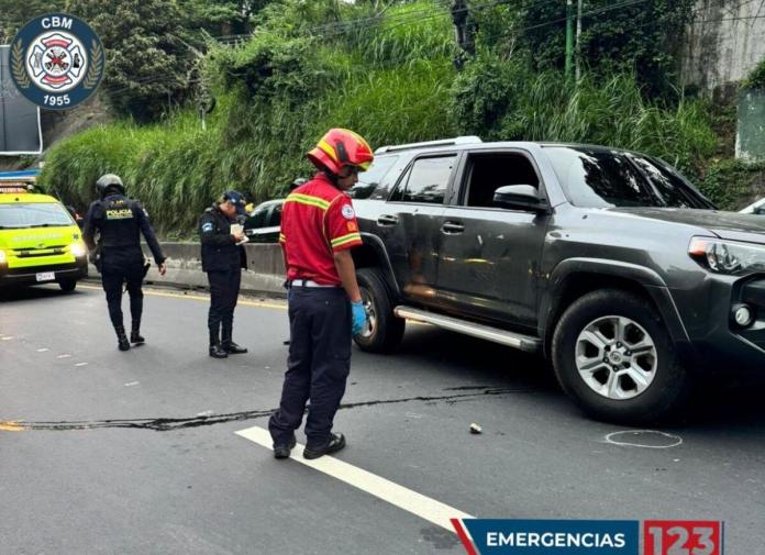 Socorristas reportaron que una persona falleció y otra resultó herida tras el ataque armado. Foto Bomberos Municipales 