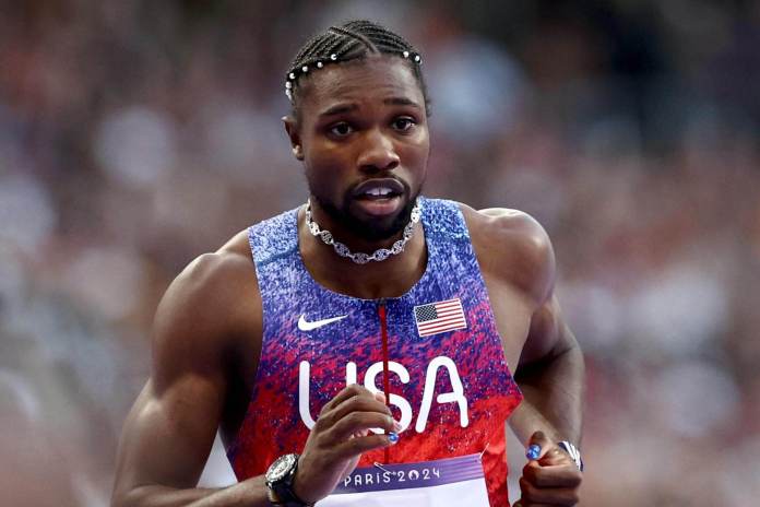 El estadounidense Noah Lyles observa después de competir en la final masculina de 200 metros de las competiciones de atletismo en los Juegos Olímpicos de París 2024. EFE/EPA/ANNA SZILAGYI
