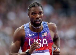 Noah Lyles corrió con Covid-19 la final de 200 metros en París 2024 El estadounidense Noah Lyles observa después de competir en la final masculina de 200 metros de las competiciones de atletismo en los Juegos Olímpicos de París 2024. EFE/EPA/ANNA SZILAGYI
