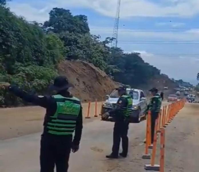 Foto captura de pantalla video Tránsito de la PNC Autoridades de Tránsito de la PNC regulan paso de vehículos sobre la autopista Palín-Escuintla.