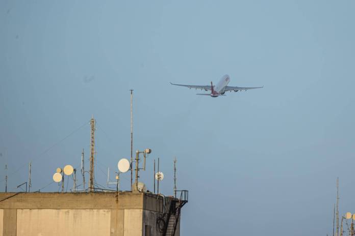 Un avión despega del Aeropuerto Internacional Simón Bolívar este viernes en Vargas (Venezuela). EFE/ Henry Chirinos