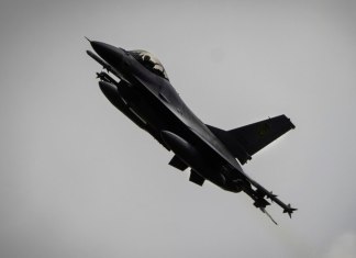 En esta imagen tomada el domingo 4 de agosto de 2024, un avión de combate F-16 de la Fuerza Aérea de Ucrania vuela en un lugar no identificado en Ucrania. (AP Foto/Efrem Lukatsky)