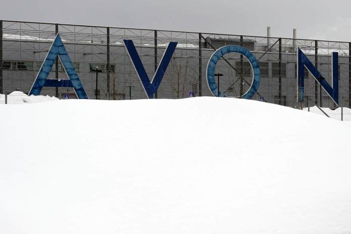 Fotografía de archivo de un logo de la compañía AVON. EFE/EPA/Maxim Shipenkov