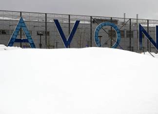 Fotografía de archivo de un logo de la compañía AVON. EFE/EPA/Maxim Shipenkov