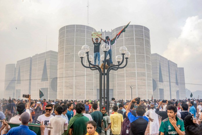 Manifestantes celebran afuera del Parlamento de Bangladesh agosto de 2024, en la capital Daca. (AP Foto/Rajib Dhar).