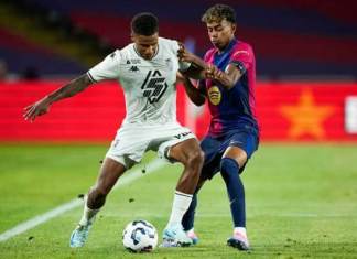 BARCELONA, 12/08/2024.- El delantero del Barcelona Lamine Yamal (d) presiona a Ismail Jakobs, del Mónica, durante el partido del torneo Joan Gamper, que Barcelona y Mónaco disputan este lunes en el estadio Olímpico Lluis Companys. EFE/ Alejandro García