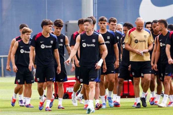 El delantero polaco del FC Barcelona Robert Lewandowski (c) participa junto al resto de sus compañeros, durante el entrenamiento que realiza la plantilla barcelonista este viernes en la Ciudad Deportiva Joan Gamper para preparar el partido de liga que disputarán mañana ante el Valencia CF en Mestalla.EFE/ Quique García