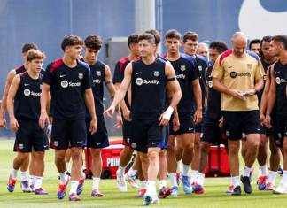 El delantero polaco del FC Barcelona Robert Lewandowski (c) participa junto al resto de sus compañeros, durante el entrenamiento que realiza la plantilla barcelonista este viernes en la Ciudad Deportiva Joan Gamper para preparar el partido de liga que disputarán mañana ante el Valencia CF en Mestalla.EFE/ Quique García