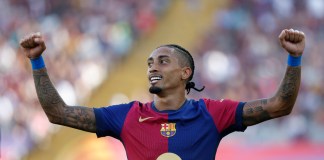 Raphinha, del Barcelona, ​​celebra el quinto gol de su equipo durante el partido de la Liga española de fútbol entre el FC Barcelona y el Valladolid en el estadio Olímpico de Barcelona, ​​España, el sábado 31 de agosto de 2024. (Foto AP/Joan Monfort)